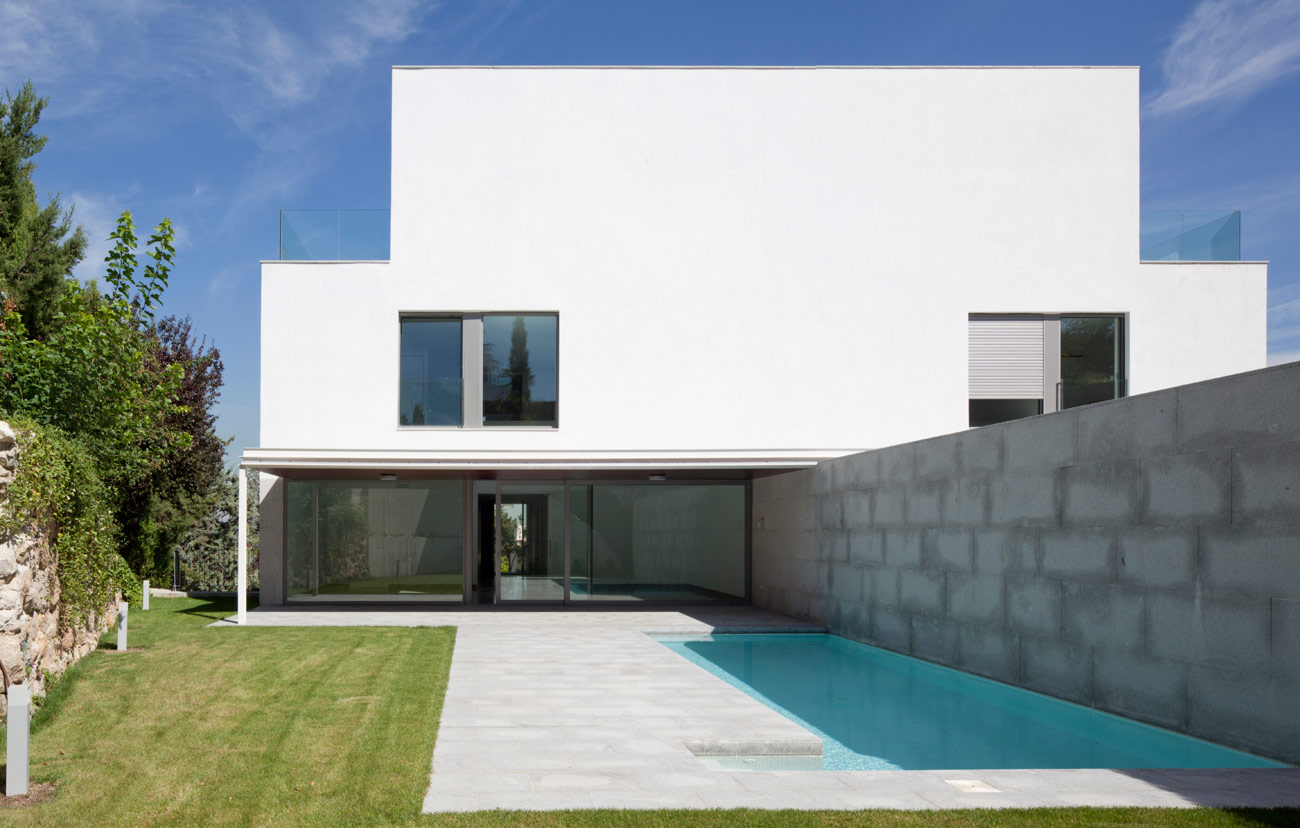 viviendas en mirasierra vista patio con piscina y jardín exterior fotografía