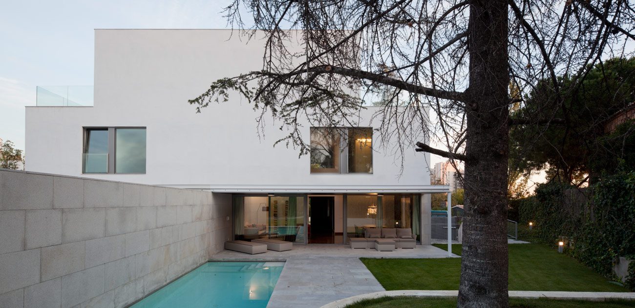 viviendas en mirasierra vista patio con salón, piscina y jardín exterior fotografía olalquiaga arquitectos 2009