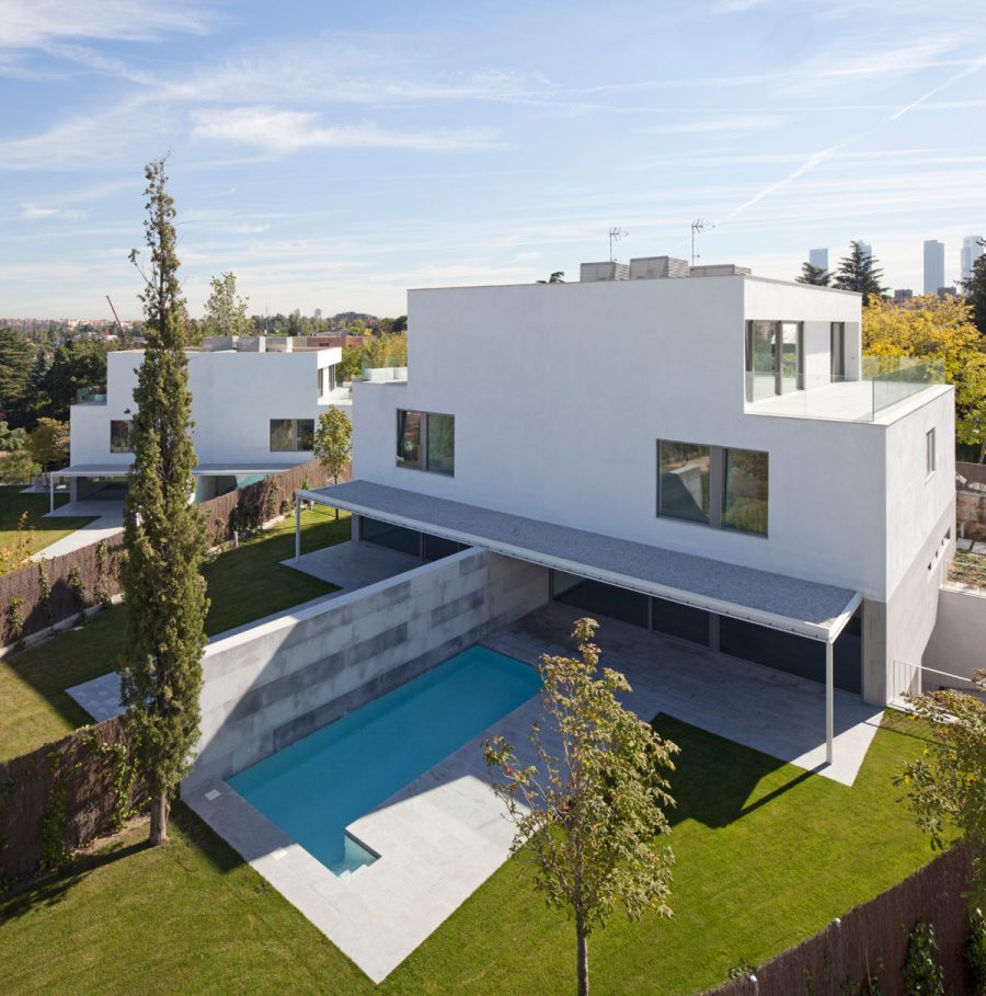 viviendas en mirasierra vista aérea patio con piscina y jardín exterior fotografía olalquiaga arquitectos 2009